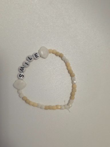 strand enkelband met 'smile' tekst 1x